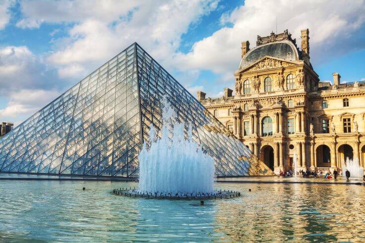 La pyramide du Louvre à Paris